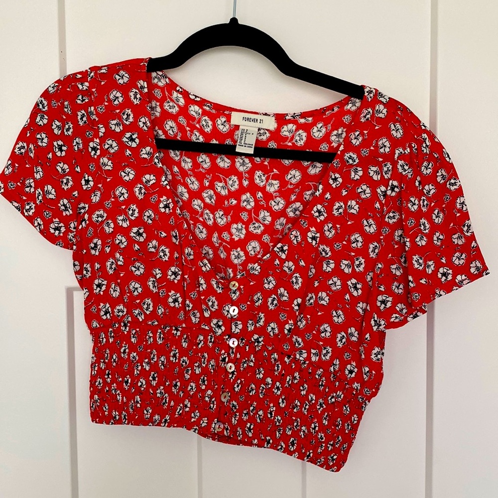 Women’s Forever 21 Red Floral Cropped Blouse. Size - Small.
